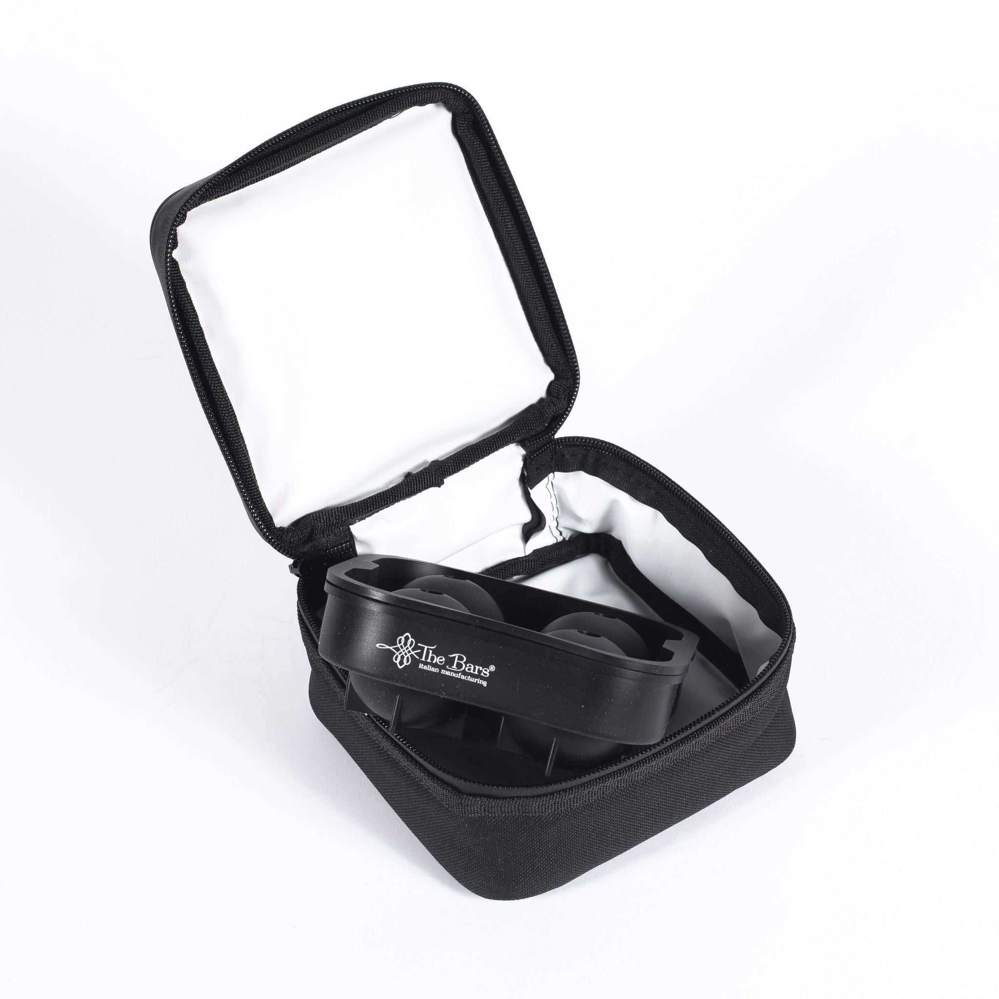 K��hltasche und Eisform f��r Picknick und Aperitif au��erhalb der Stadt